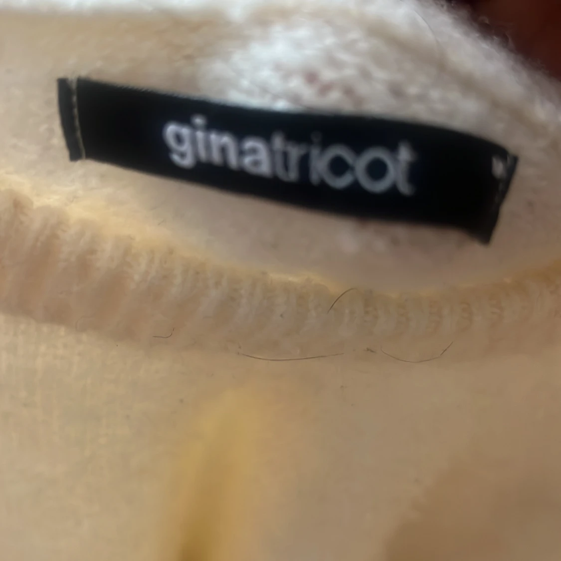 Vit tröja från Gina Tricot - 91