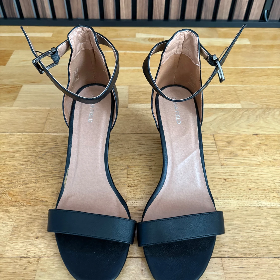 Svarta kilklackssandaler med ankelrem