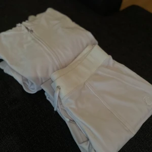 Juicy Countour Sett vit - Jätte fin sett knappt använd inga skador eller liknande vid intresse skicka dm storlek S och M