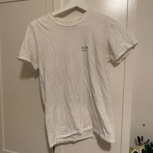 Hov1 tröja - Säljer en vit hov1 merch