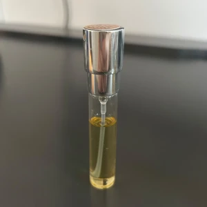 Clive Christian OC X Feminine Extrait de Parfum - Clive Christian OC X Feminine Extrait de Parfum i 8 ml flaska. Förvarad mörkt och svalt. 