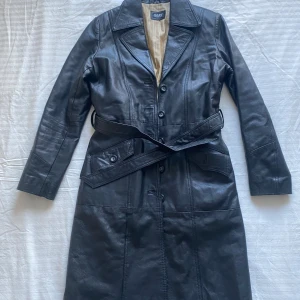 Läderkappa  - Läderkappa i äkta läder från Saki läder storlek 38 figursydd fint skick vintage 