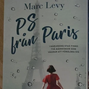 PS från Paris - Boken 'PS från Paris' av Marc Levy handlar om två människor i kärlekens stad som vägrar att förälska sig. Omslaget visar en kvinna i röd klänning framför Eiffeltornet, med regndroppar som dekoration.