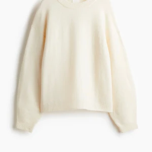 Vit stickad tröja - Säljer en stilren vit stickad tröja med rund hals och långa ärmar. Perfekt för kyligare dagar och enkel att matcha med olika outfits. Tröjan är från H&M och jag säljer eftersom att jag tycker den är lite kort