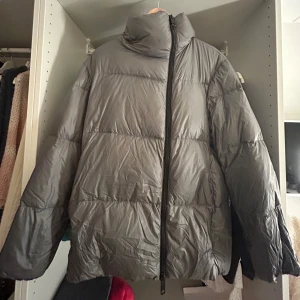 Massimo dutti jacka - Jättefin jacka ifrån massimo dutti, har lagats ( se bild 3 ), köpt för 2000kr. Storlek xs men passar xs-m😇