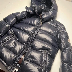 Moncler Maya strl xs - Säljer denna moncler maya storlek 0 dvs Xs, super bra skick. Använts en vinter. Super varm och perfekt för höst/vinter kan garantera att du inte fryser med denna