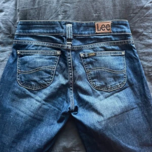 Lågmidjade Lee Jeans - Fina lågmidjade jeans ifrån lee. Ej använda av mig men köpte dom på vinted. Midjemåttet rakt över är 37 cm och innerbenslängden är 83 cm ❤️