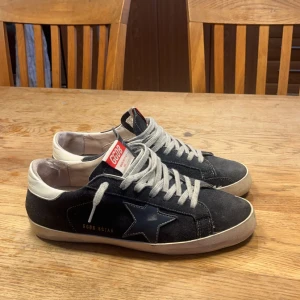 Golden goose skor - Ett par Golden goose skor i storlek 43. Det är i okej skick då det har börjat lossna lite vid sulan där bak men annars bra skick. Box finns och följer med.(Priset är diskuterbart).                                Hör av er om ni har frågor :)
