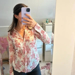 Skjorta - Fin skjorta, perfekt att ha ovanför bikini med tex shorts. Materialet känns lite som linne