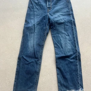 Jeans Levi's ribcage ankle  - Säljer ett par klassiska blå jeans från Levi's med rak passform. De är knappt andvända. Priset sitter såklart inte inristat i sten!