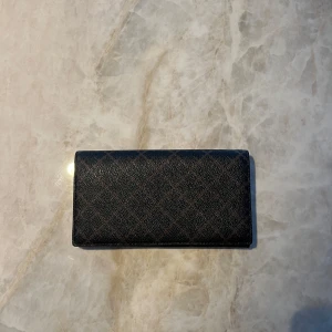 By malene birger plånbok  - Oanvänd plånbok/clutch från malene birger. Så fin, nyskick!