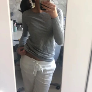 Långärmad Tröja - Säljer en grå långärmad tröja i strl. S från H&M. Osäker om den fortfarande säljs. Supersnygg basic tröja!