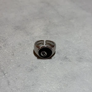 Justerbar Stussy ring  - Cool silverfärgad ring med 8 ball från stussy. Perfekt för att ge din stil en unik touch. Inte äkta stussy 