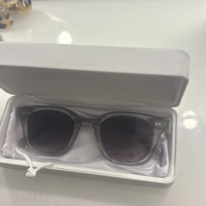 Grå solglasögon från CHIMI - Säljer dessa gråa chimi solglasögonen då de inte används längre. De är i modellen 02 och är i perfekt skick.