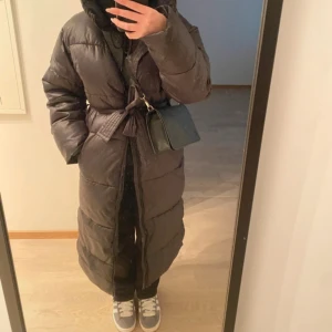 Svart jacka - Svart jacka från Nelly. Varm och skön. Använd några gånger  men som nyskick.