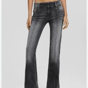 Grå bootcut jeans från Bershka - Snygga grå bootcut jeans från Bershka i storlek 34. Lågmidjade jätte snygga, sälj då de blivit för korta för mig🩷