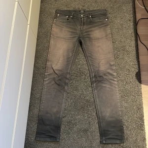A.P.C jeans - Säljer mina sjukt feta A.P.C jeans i storlek 30 då de inte längre passar mig. Jeansen har används men det finns näst intill inga täcken av användning, den enda defekten är vid vänster ficka de sömnen har gått upp lite. Vid frågor eller intresse är det bara att skriva!