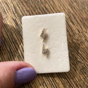 Blixtformade örhängen med glittrig design - Jättesnygga och aldrig använda 