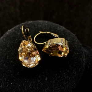 Crystal Honey  - Otroligt fina örhängen som passar likaväl till fest som till vardags! Kristallen ”Preciosa Baroque Pear, Crystal Honey 18mm” samt brisyrkrok i antik bronsfärg ✨