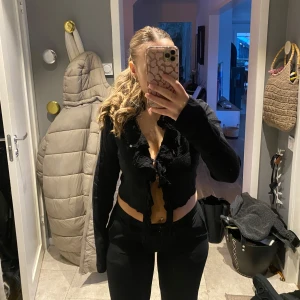 Svart volang topp - Svart croppad super söt volang topp från NA-KD💕 