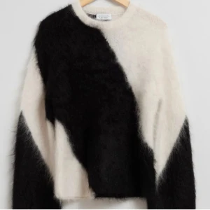 Svart och vit &Other Stories tröja - Säljer min &otherstories tröja i mohair som jag köpte förra året! Super bra skick då den är använd ett fåtal gånger!💕Storlek xs men är stor i storleken! Skriv om ni är intresserade