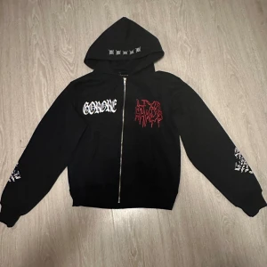 Live Chaos Tour Zip Up - AGC KEN CARSON - Intressekoll på denna feta ken carson merch | Nytt skick - inga defekter | Kontakta om det är några frågor | priset går diskutera | Nypris: $150