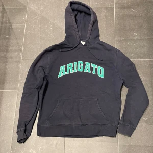 Hoodie arigato - Snygg arigato hoodie i storlek s. Den är använd men fortfarande väldigt snygg skulle säga 7/10. Nypris: 1600kr. Har du frågor är det bara att höra av dig