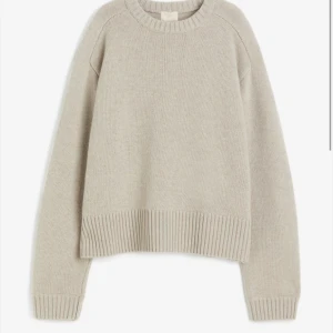 Beige stickad tröja - Säljer denna heeelt nya stickade tröja från hms prenium kollektion. den är i cashmere och ull , aldrgo använd och köpt för 1500