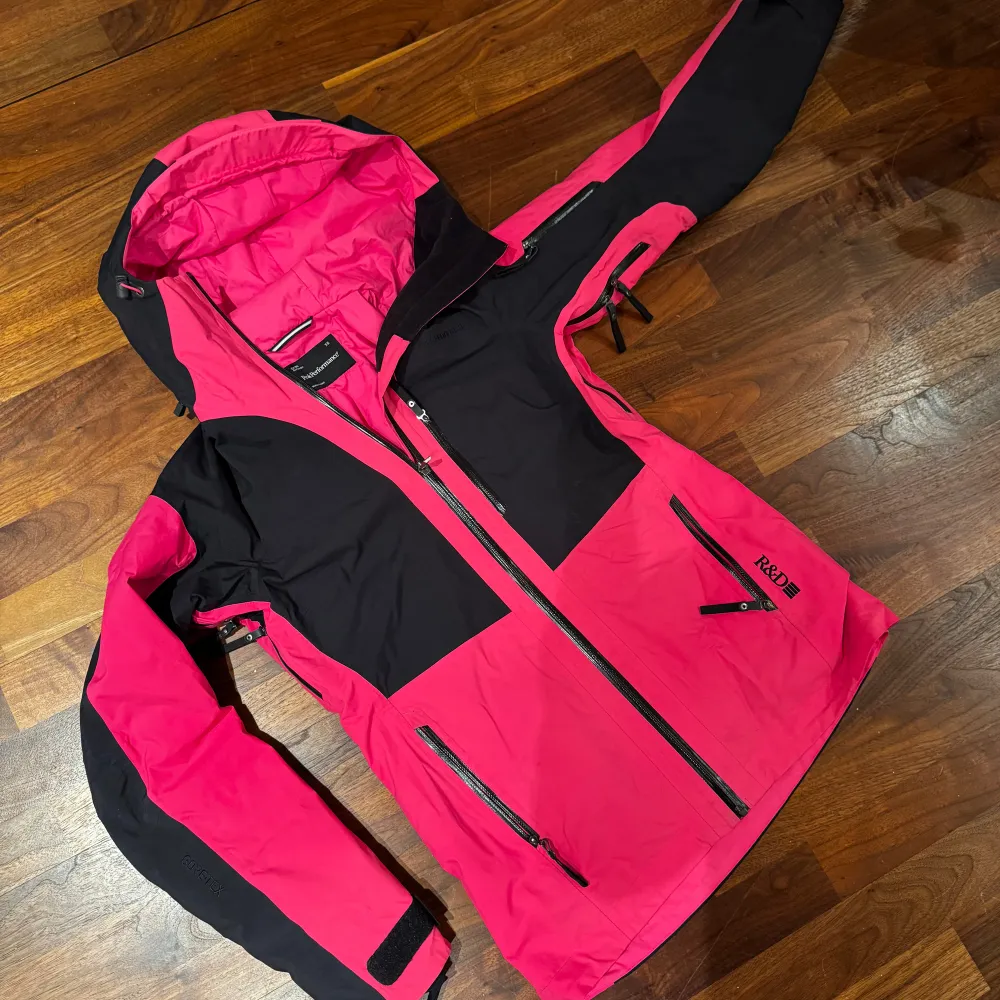 Jättefin jacka, använd ett fåtal gånger. Peak Performacke W Heli Gravity jacke Storlek XS. Water repellent zippers Fixed hood compatible with ski helmet Heavier padding on shoulders and chest/stomach for extra warmth Recco system Under arm ventila. Takit.