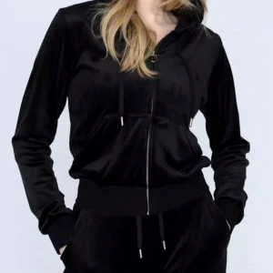 Juicy Couture set - Säljer juicy couture det i svart, sköna och snygga velour byxor och även koftan. Inga brister på något utav plaggen. Ny pris är 1400 för kofta och 1200 för byxor. Säljer settet för 300 