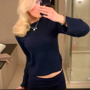 Mörkblå tröja - LÅNAD BILD!!! snygg mörkblå tröja mycket bra skick och är i storlek Xs