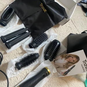 Hårstylingverktyg - Säljer ett TravX hårstylingverktyg med flera utbytbara borsthuvuden. Perfekt för att skapa olika frisyrer med volym och stil. Inkluderar en praktisk förvaringsväska och användarmanual. Nypris: 950kr. Mycket bra skick då jag endast använt den fåtal gånger☺️