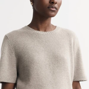 Beige stickad tröja soft goat  - Säljer en stilren beige stickad tröja med korta ärmar. Tröjan är ifrån soft goat nypris är:  2500 säljer för 1500