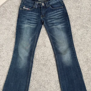Blå jeans från Diesel💖💖😊 - Snygga blå jeans från Diesel med en klassisk femficksdesign och knappgylf. Jeansen är bootcut och i storlek s! Hör av er om mått och andra frågor💖 Säljer då de tyvärr är för stora för mig🥲🥲