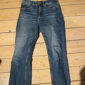 Blå jeans från Zara - Snygga blå jeans från Zara med en klassisk design. De har en hög midja och raka ben med råa kanter. Perfekta för en avslappnad stil.