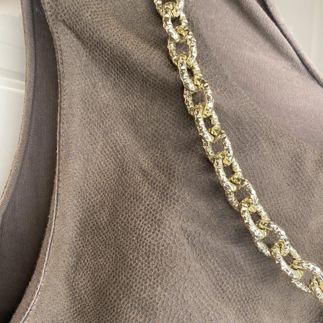 Brun ärmlös klänning med guldkedja - 91