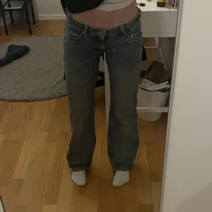 Blå lågmidjade jeans från Weekday - Säljer ett par blå jeans från Weekday med lågmidja. Superfint skick, förutom ett hål på höger bakficka, annars inget. Storlek 25/30. Pris är diskuterbart:))