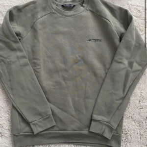 Arc’Teryx sweatshirt  - Storlek M En gång använd  Längden på tröjan 67,5cm  armhålans bredd 58cm