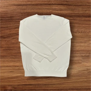  Zara tröja - Säljer en stilren vit tröja från Zara i storlek M. Har en jättttee liten fläck men den syns absolut inte alls (bild 3) Tröjan har långa ärmar och ribbade muddar vid ärmslut och nederkant. Perfekt för en minimalistisk look.