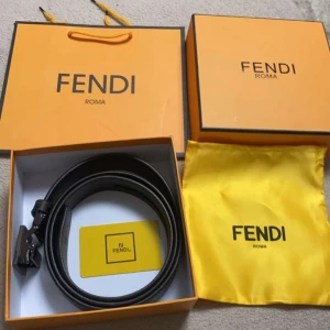 Fendi bälte - Säljer ett snyggt Fendi bälte. Bältet har ett stilrent metallspänne som ger en lyxig känsla. Perfekt för att piffa upp vilken outfit som helst! Passar både till vardags och fest. Obs:skriv innan köp