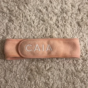 Rosa diadem från CAIA - Säljer ett mjukt rosa diadem från CAIA. Perfekt för att hålla håret borta vid sminkning eller ansiktsvård. Diademet har kardborreband för justerbar passform. Använt 3-4ggr