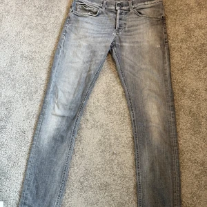 Grå jeans från Dondup - Snygga grå jeans från Dondup i modellen George. De har en slim fit passform och är tillverkade i Italien. 