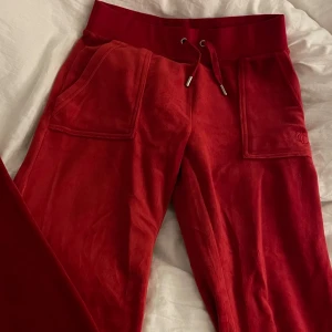 Röda Juicy Couture byxor  - Ett par röda Juicy Couture byxor. Storlek XS. Dom är knappt använda, max 3 gånger. Inga hål eller skador alls.