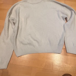 Vit stickad tröja - Säljer denna vita stickade tröjan då den inte kommer till användning längre. Jag säljer en nästan likadan i svart också, gå gärna in och kolla på min profil! Pris kan diskuteras. Och om du har någon fråga eller vill ha fler bilder är det bara att skriva, svarar snabbt!