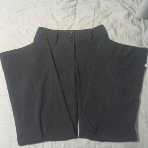 Svarta kostymbyxor - Fina och långa kostymbyxor. Älskade de verkligen då jag aldrig hittade några andra som var långa nog. De har tre knappar och gylf.