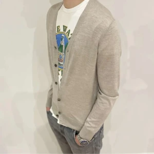 Beige kofta med knappar - Tja säljer nu denna as feta stickade cardiganen från Hackett london (75% ull 15% siden) nypris 2199kr mitt pris 495kr. Använd endast en gång🔥🐑 storlek M. Köparen står för frakt. Pris kan diskuteras!