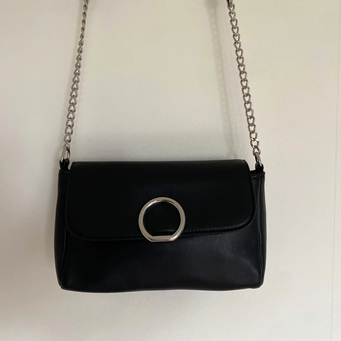 Svart axelväska med kedja - 90