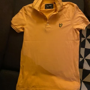 Orange pikétröja från Lyle & Scott - Säljer nu denna sjukt feta kortärmade piké i bomull, märket är Lyle and Scott👕. Gärna höra från dig med minsta bedömning eller tanke✌️👑