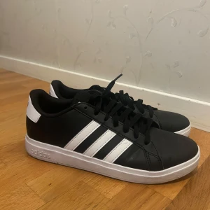 Adidas sneakers 👟  - Addidas snakers som är sköna i material,sitter skönt och perfekt för en vanlig skoldag