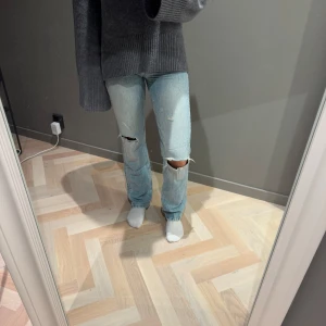 jeans - säljer dessa supersnygga jeans🩵💙 storlek 32